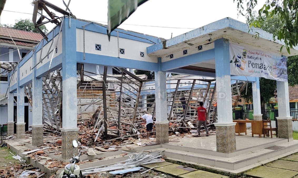 Brak! Atap Pendopo Balai Desa Kebandungan Pemalang Tiba-tiba Ambruk