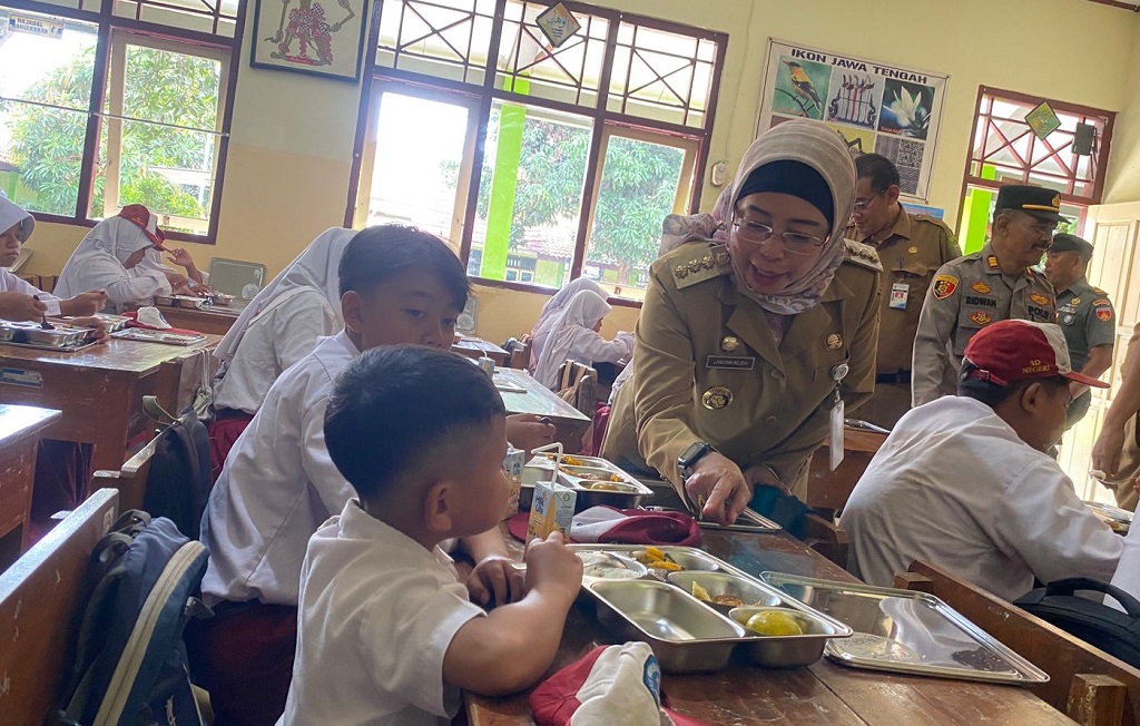 Program MBG, Pj Bupati Batang Tinjau Langsung Ke Sekolah