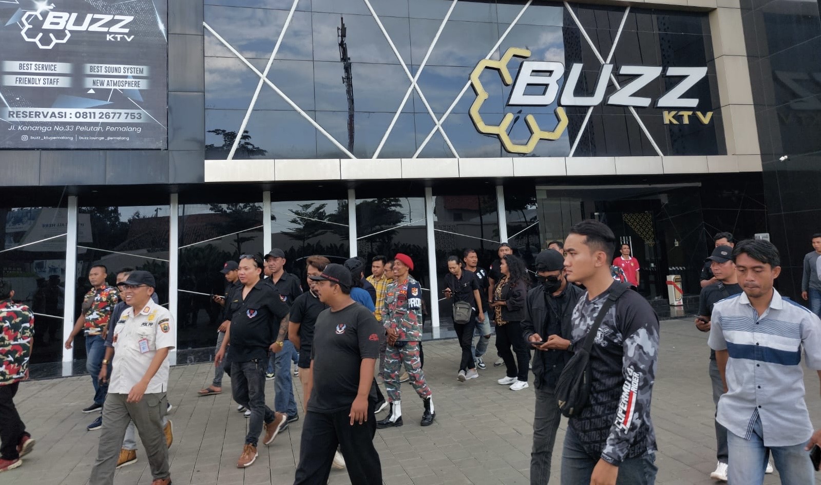 Diduga Ilegal Jual Miras, Kafe Karaoke BUZZ Pemalang Digeruduk Ormas