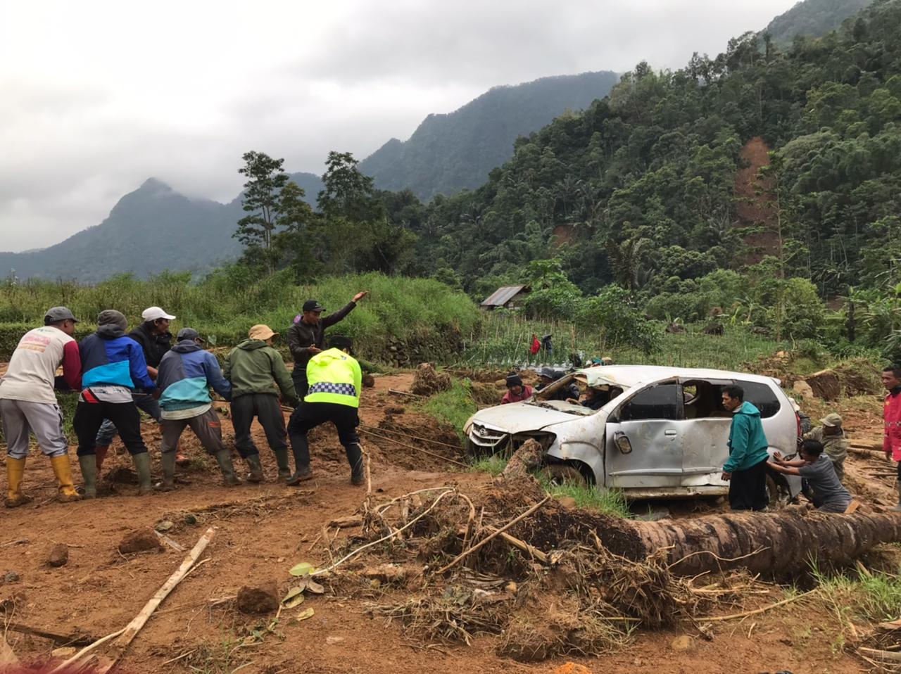 Personil Gabungan TNI-Polri Bantu Evakuasi Mobil Warga Yang Terdampak Longsor di Petungkriyono