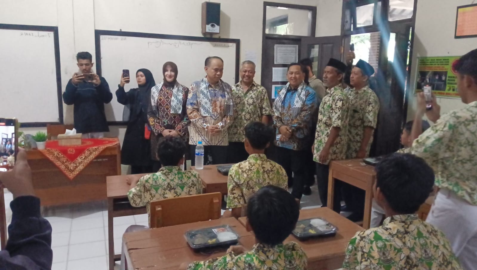 Menteri Koperasi Tinjau Implementasi Program MBG di Ma''had Islam Pekalongan, Ini Tujuannya