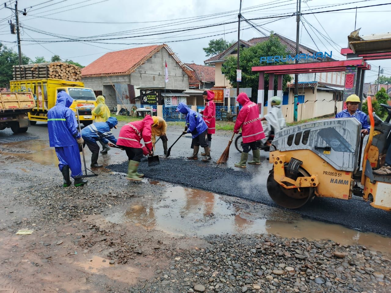 Polisi Pekalongan Bantu Tambal Jalan yang Rusak, Meminimalisir Kecelakaan