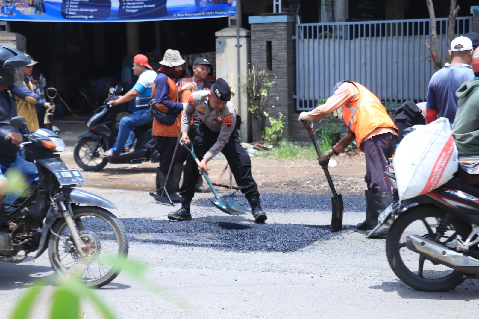 Meminimalisir Kecelakaan Lalu Lintas, Polisi Tambal Jalan Rusak