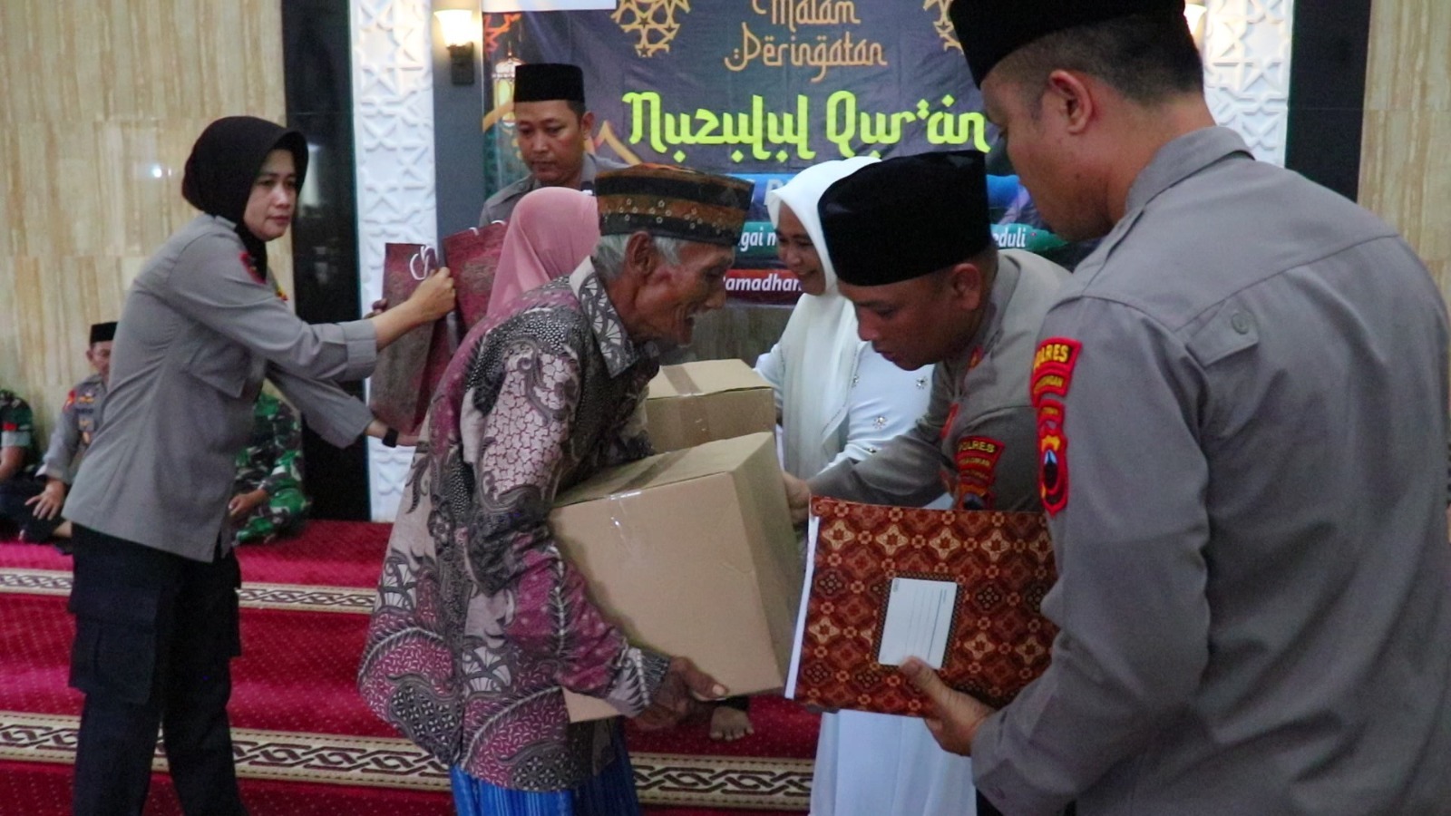 Peringati Nuzulul Quran, Polres Pekalongan Gelar Santunan kepada Kaum Dhuafa