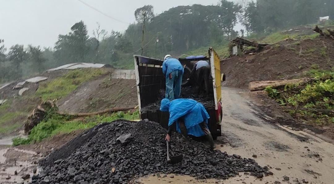 Komunitas Pemalang Bersatu Bantu Pemadatan Jalan Darurat Wisnu