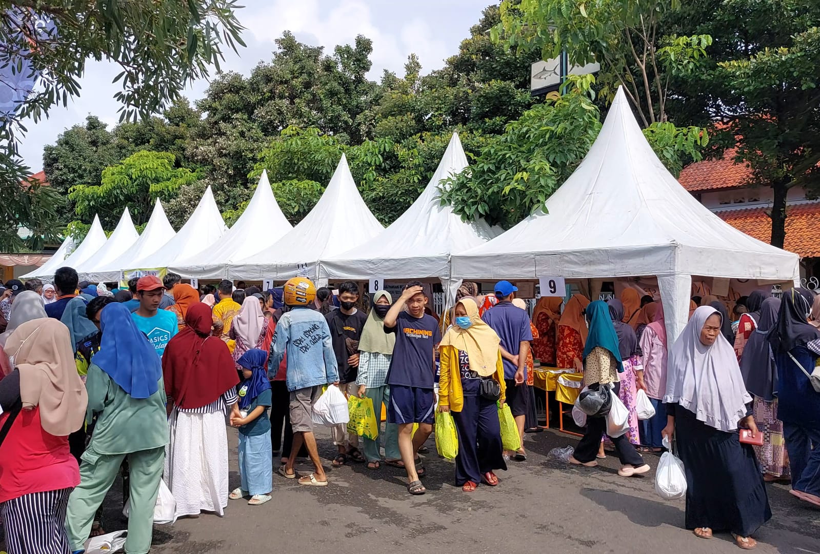 Belanja Kebutuhan Lebaran, Warga Borong Sembako Murah di Pendopo Pemalang
