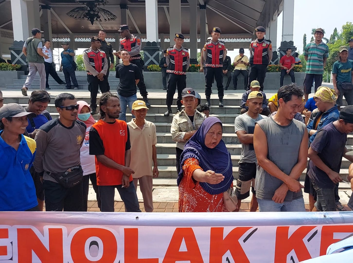 Emak Emak Warung Hingga Tukang Tambal Ban Demo Larangan Truk Melintas Pantura