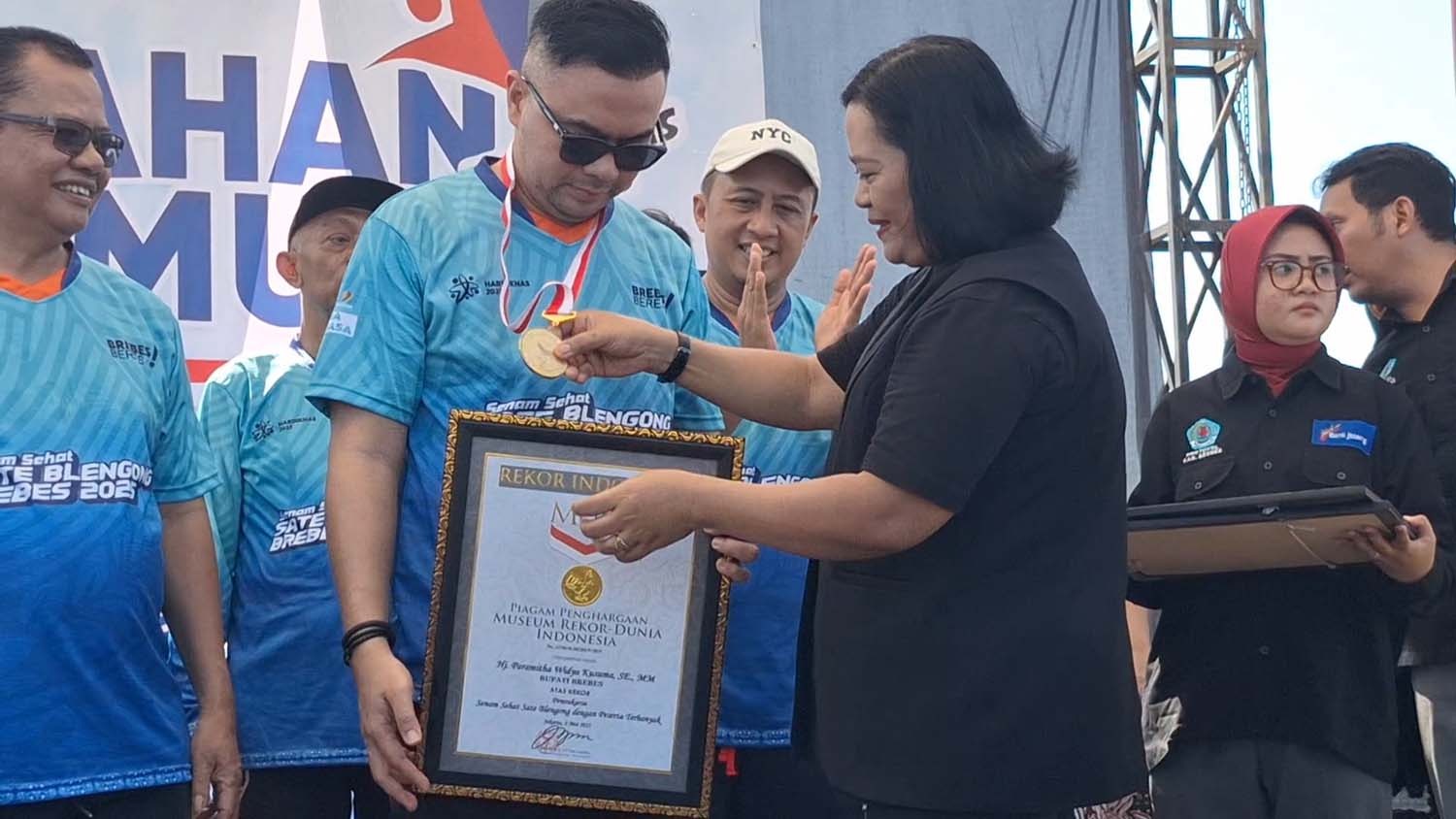 Brebes Pecahkan Rekor Muri Senam Sate Blengong Terbanyak di Hardiknas