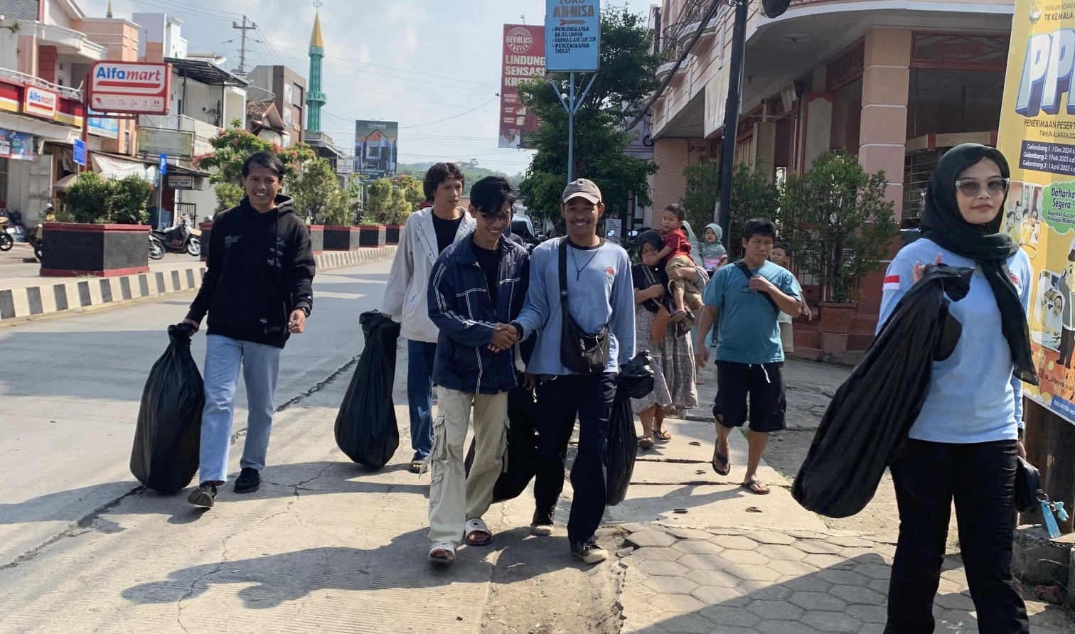 Mahasiswa Brebes Selatan Turun Tangan Bersihkan Jalan dari Sampah