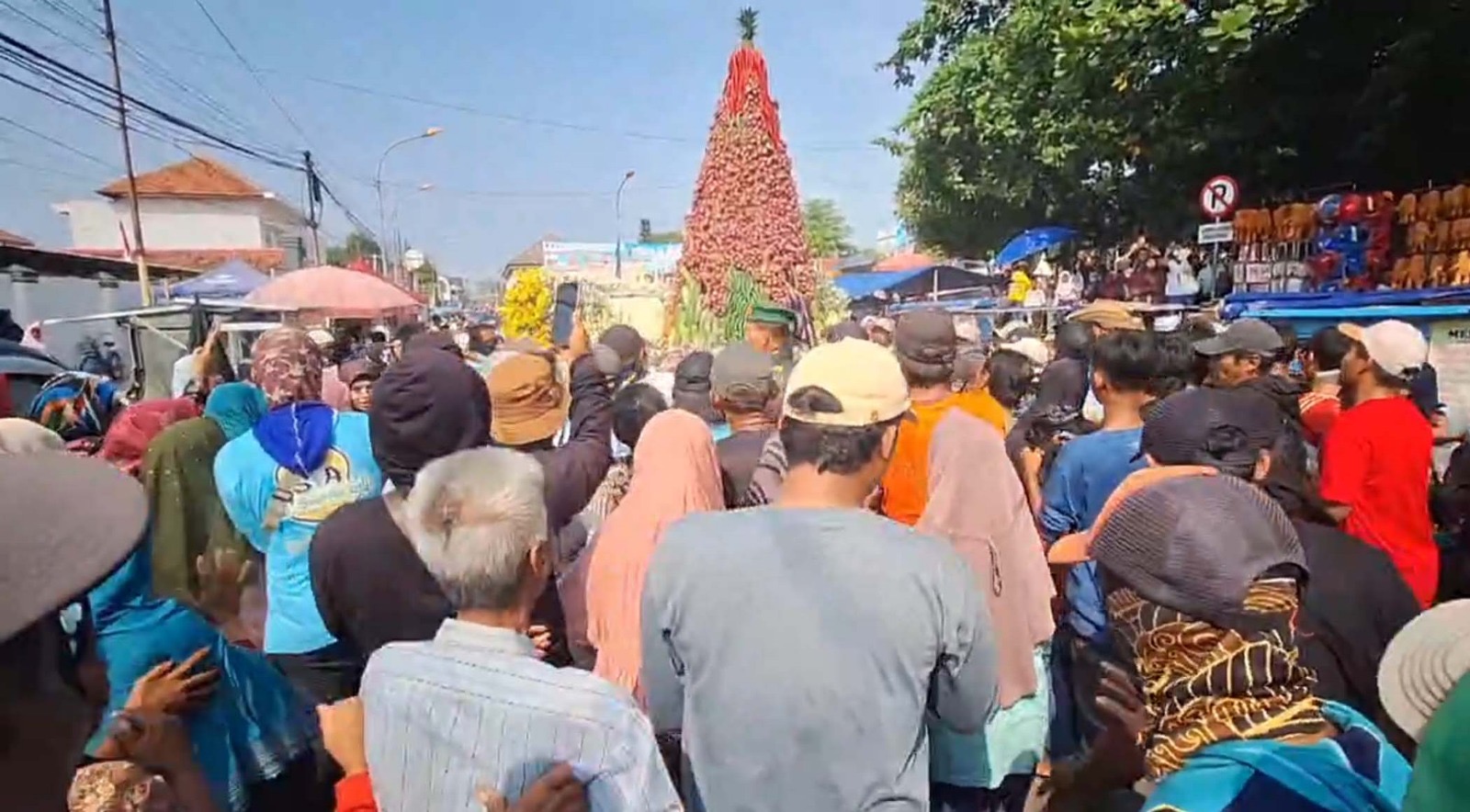 Kirab Festival Bawang Merah Brebes Ricuh, Warga Berebut Gunungan hingga Kecopetan