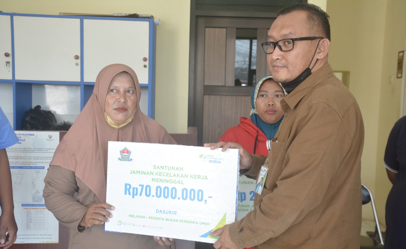 Serahkan Santunan Kematian, HNSI Batang Ajak Nelayan Daftar BPJS Ketenagakerjaan