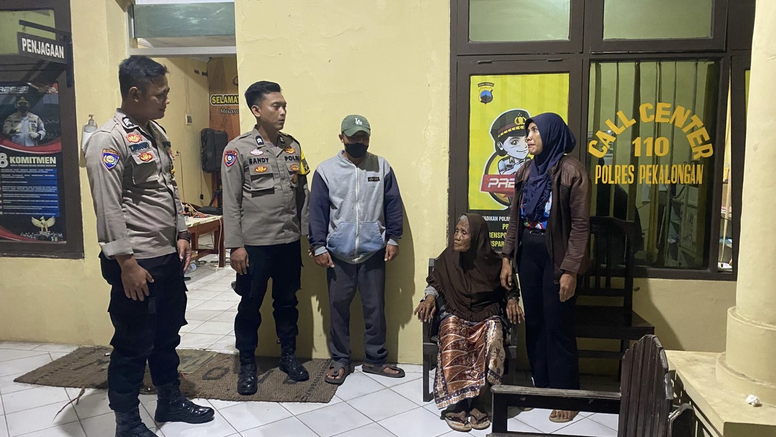 Respon Cepat, Polsek Sragi Berhasil Pertemukan Nenek Pikun dengan Keluarganya