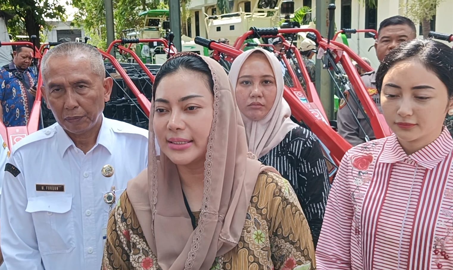 Tingkatkan Pertanian, Bupati Brebes Serahkan Bantuan Alsintan, Benih Padi dan Jagung Serta Launching UPJA-mart