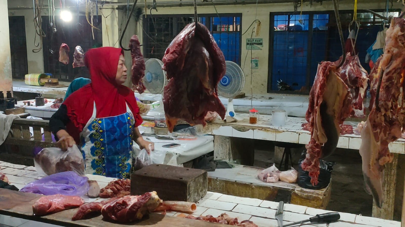 Pedagang Daging di Pasar Pagi Tegal Gigit Jari