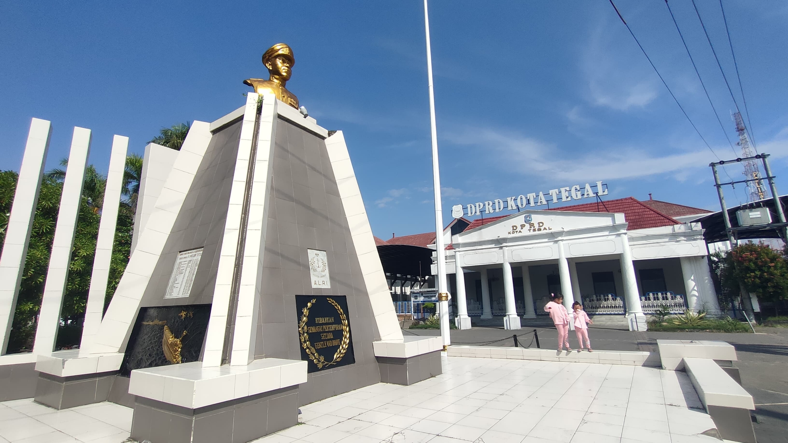 Monumen Yos Sudarso, Mengenang Nyali Laut Aru Abadi di Kota Bahari
