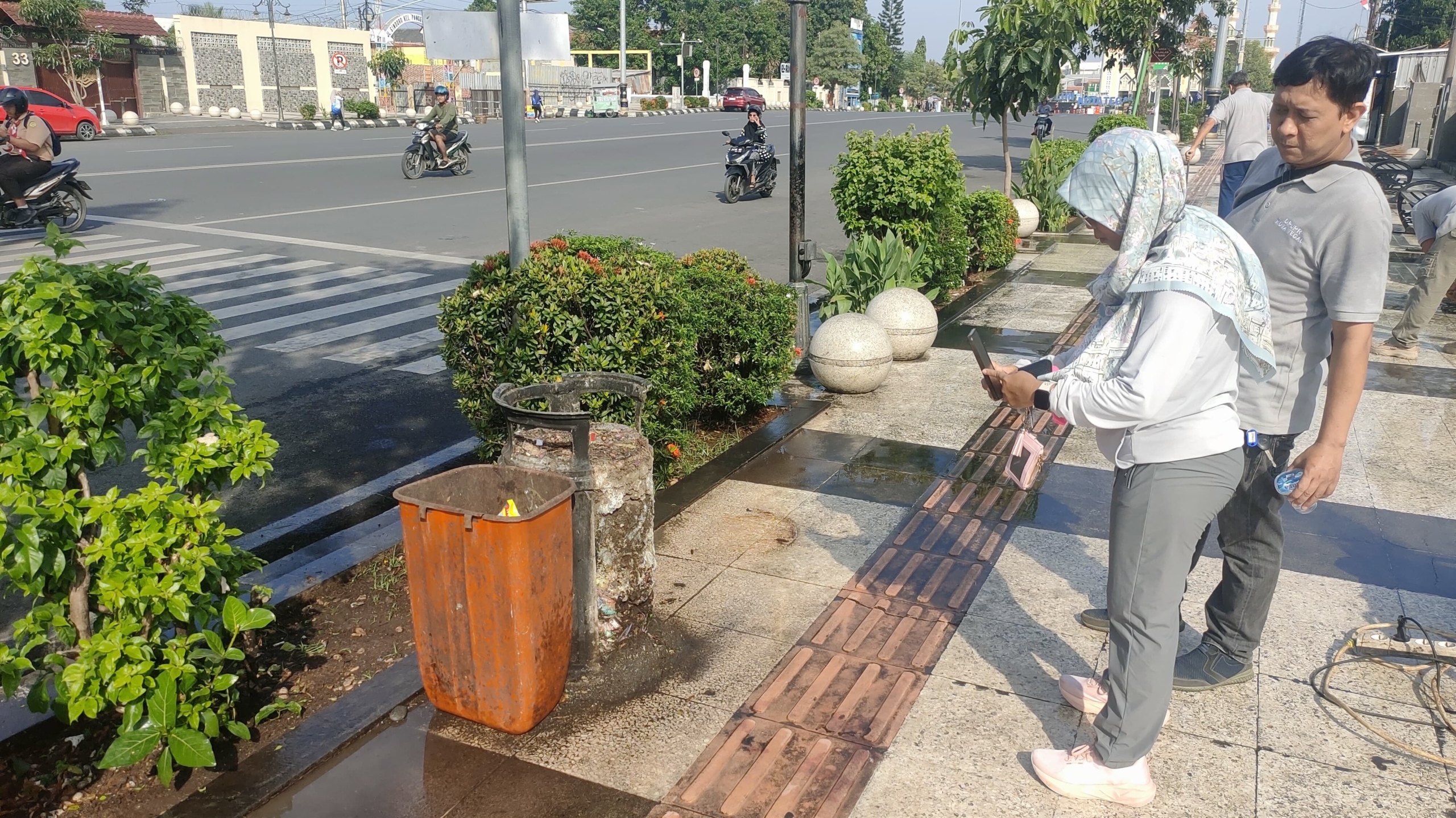 Tumpukan Sampah Membatu di Jalan Pancasila Tegal