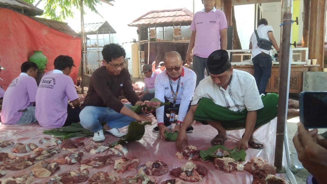 Lebih Ramah Lingkungan, di Brebes Daging Kurban Pilih Dibungkus Daun Jati