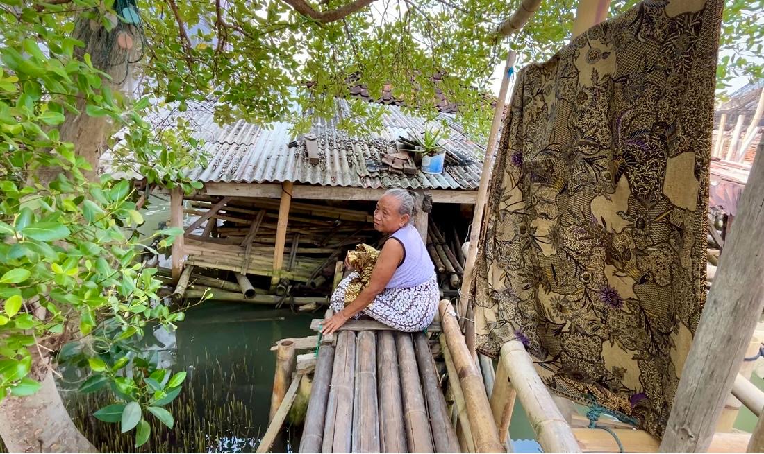 Dua Dekade Hidup di Tengah Banjir Rob, Warga Gantungkan Harapan pada Tanggul Laut