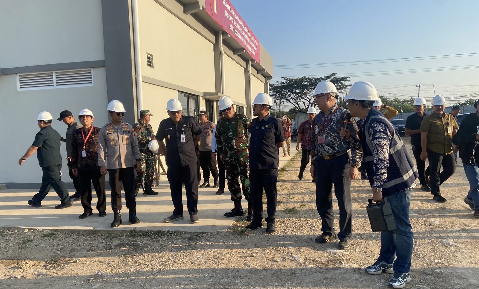 Tinjau Proyek Pabrik Sepatu, Bupati Pemalang Jamin Kenyamanan Investasi