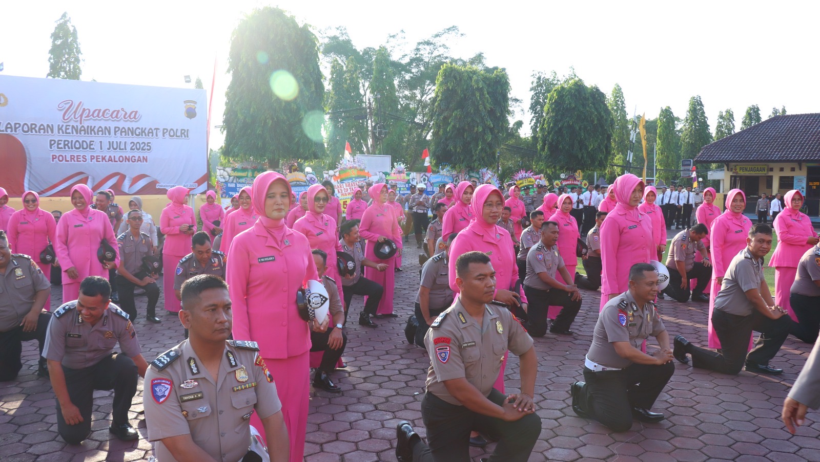 Unik, Prosesi Siraman Warnai Kenaikan Pangkat Anggota Polres Pekalongan