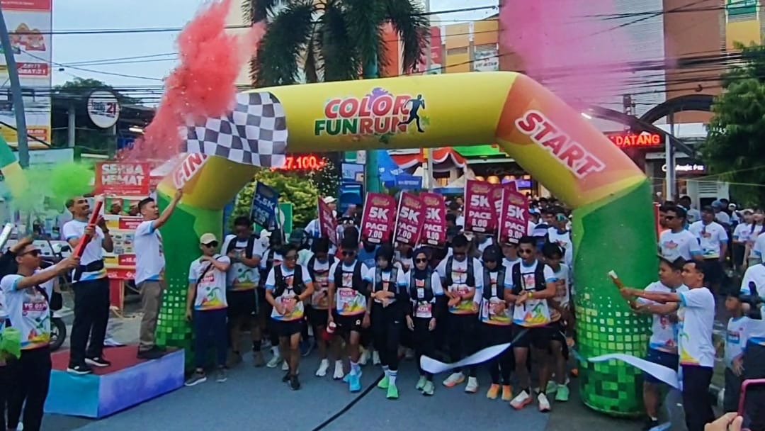 Warna-Warni Semangat Warga Tegal di Color Fun Run Yogya Mall