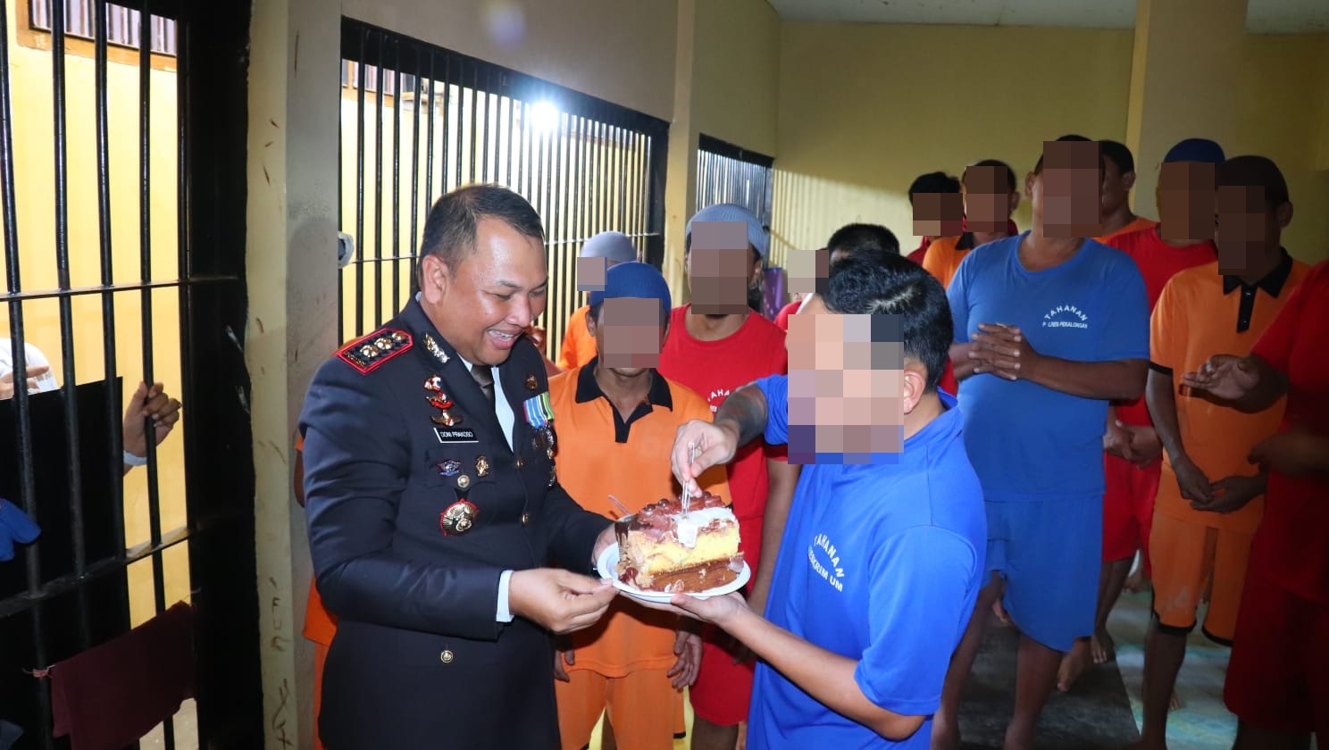 AKBP Doni Berbagi Kue Ulang Tahun Bersama Tahanan