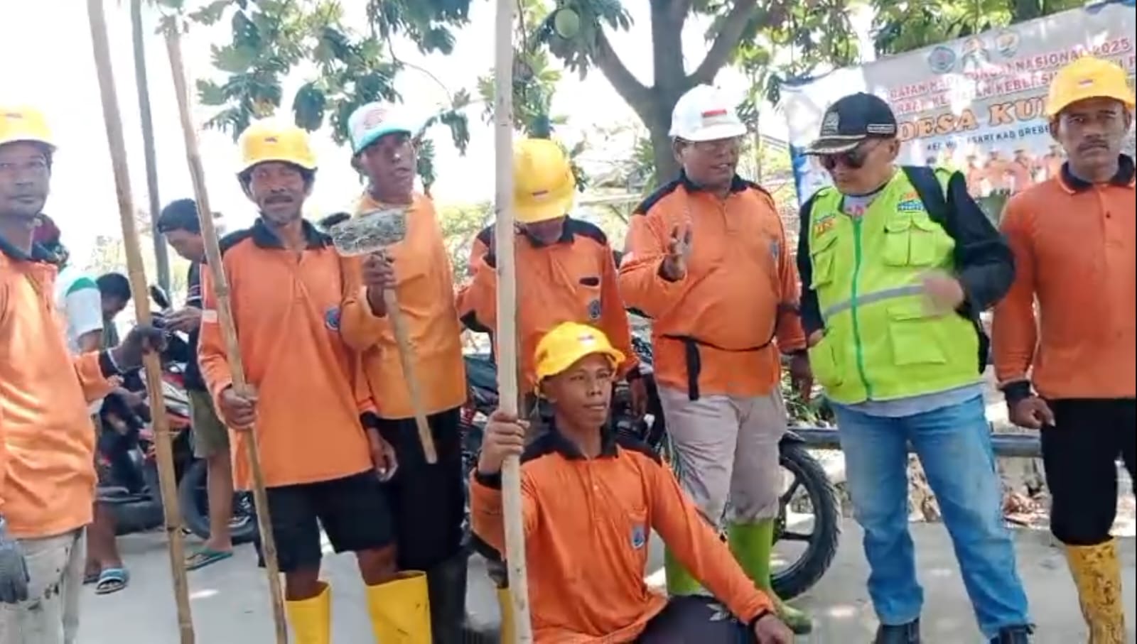 Peringati Hari Sungai Nasional, Ratusan Warga Desa Kupu Bersihkan Kali Poting