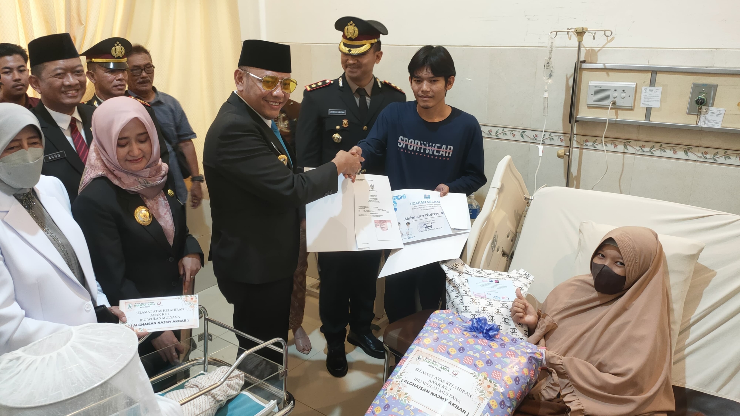 Dua Bayi Tegal Terima Hadiah Lahir Spesial dari Kapolres dan Wali Kota