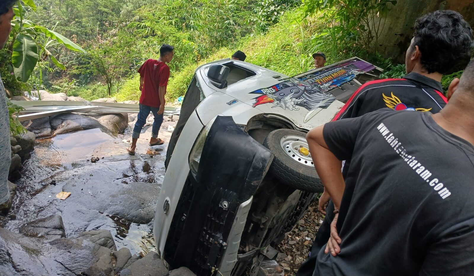 TNI-Polri dan Warga di Pekalongan Evakuasi Mobil yang Terperosok ke Sungai