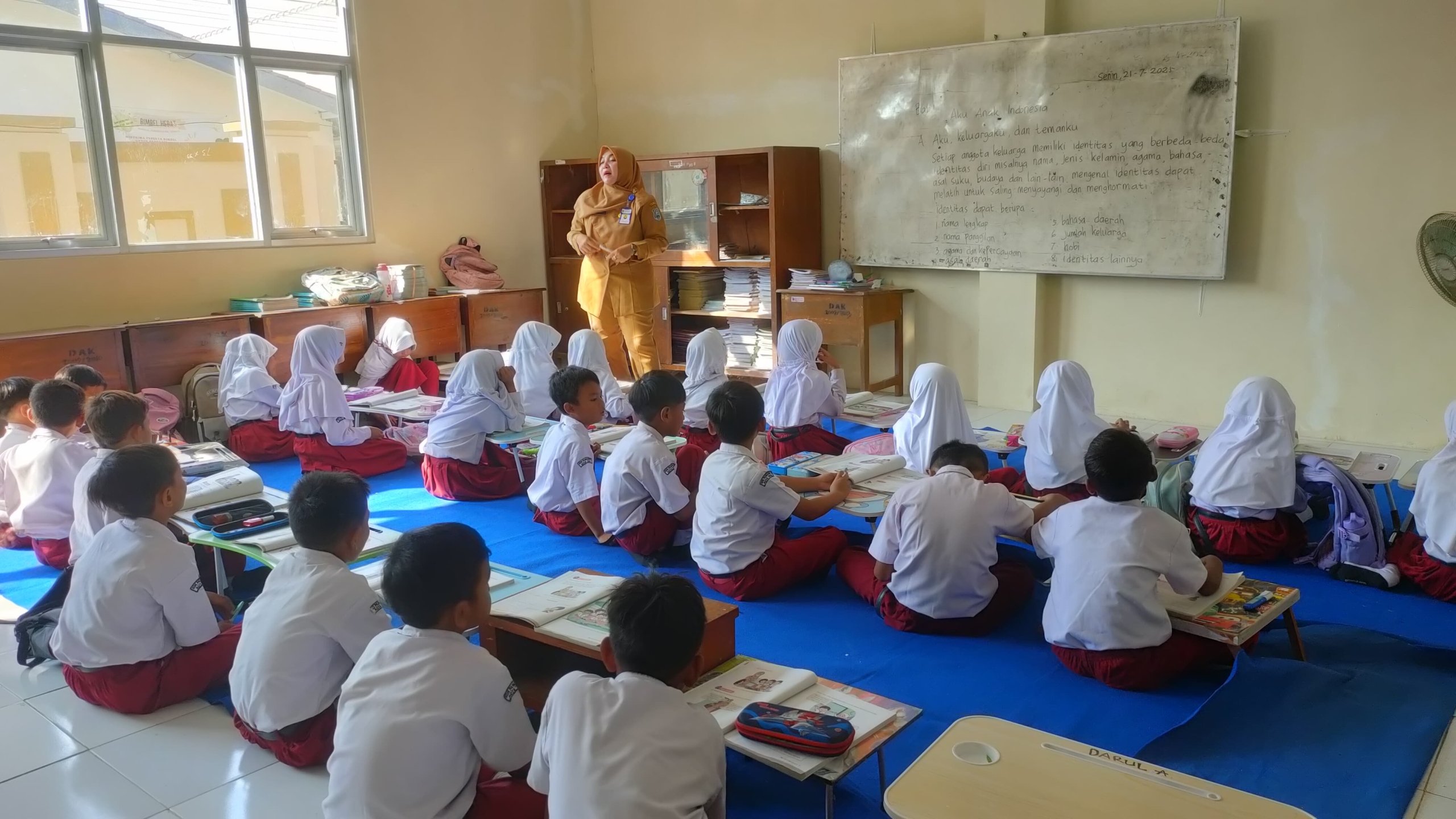 Meja dan Kursi Rusak, Siswa SD di Tegal Belajar di Lantai Sekolah