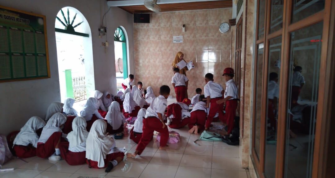 Gercep, Pemkab Brebes Kucurkan Rp 400 Juta Bagi Rehab Tangani Siswa Belajar di Teras Masjid