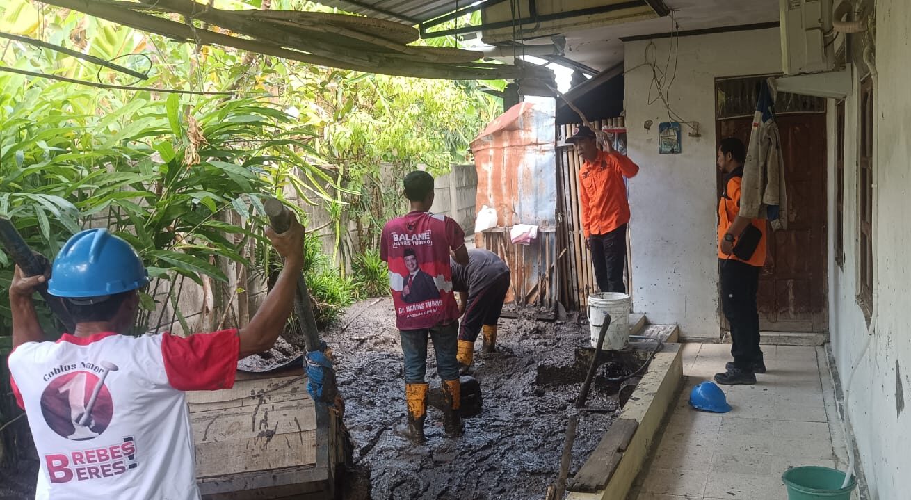 Warga Brebes Geger, Lumpur Hitam Muncul di Halaman Rumah Diduga Dampak Galian Pipa Gas Tol