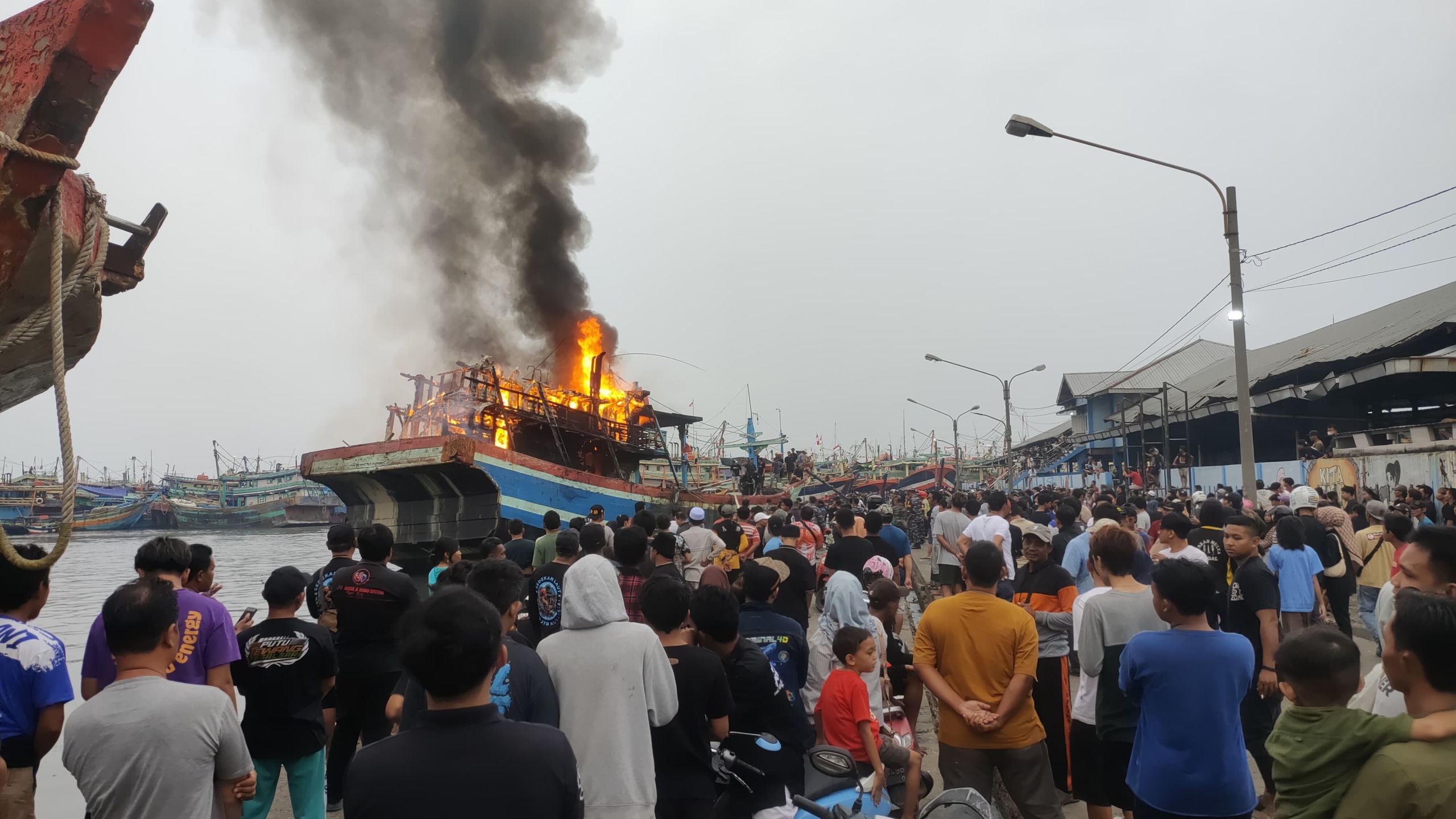 Kapal Besar Terbakar di Jongor Tegal, Satu Orang Luka-luka