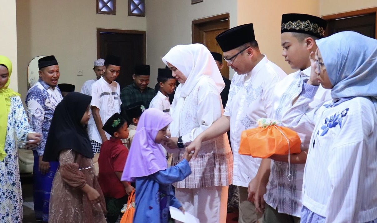 Hari Pertama Tempati Rumah Dinas, Kapolres Pekalongan Berbagi Kasih kepada Anak Yatim