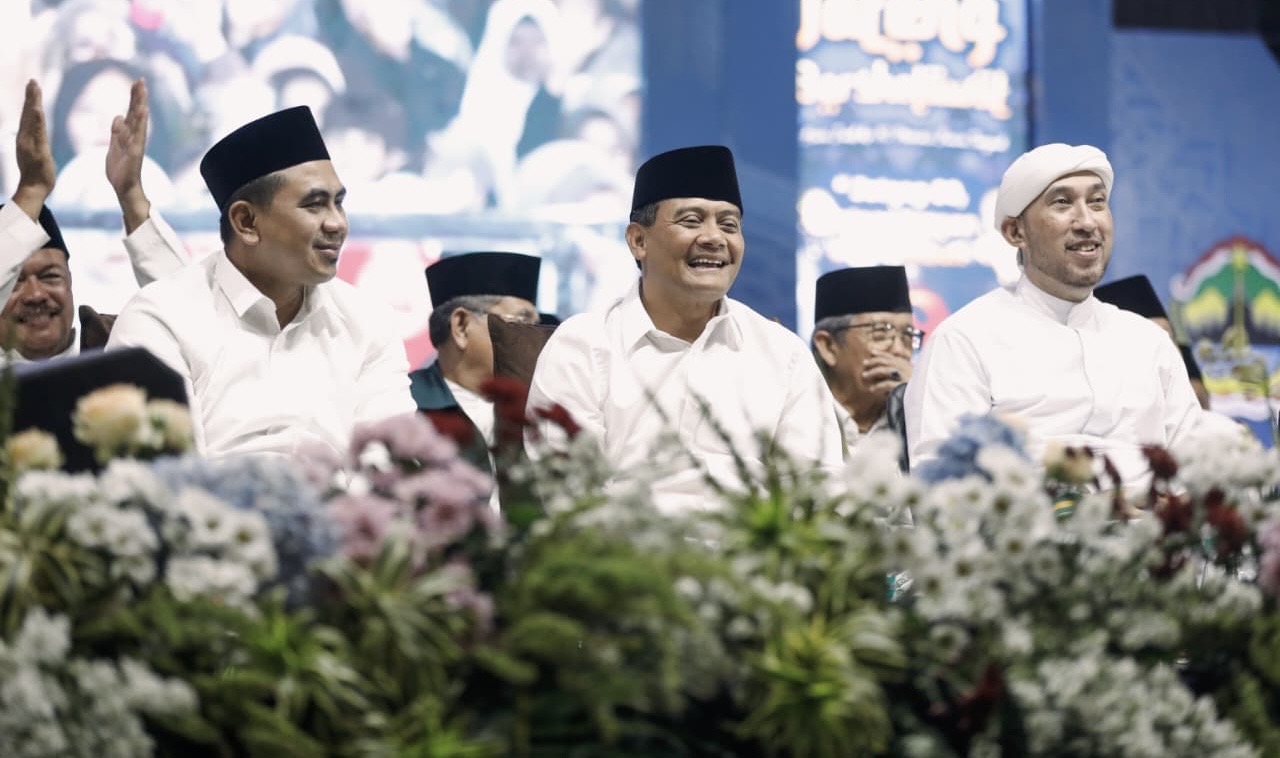 Ribuan Warga Padati Jateng Bersholawat, Ahmad Luthfi Panjatkan Doa untuk Kemakmuran dan Ketenteraman