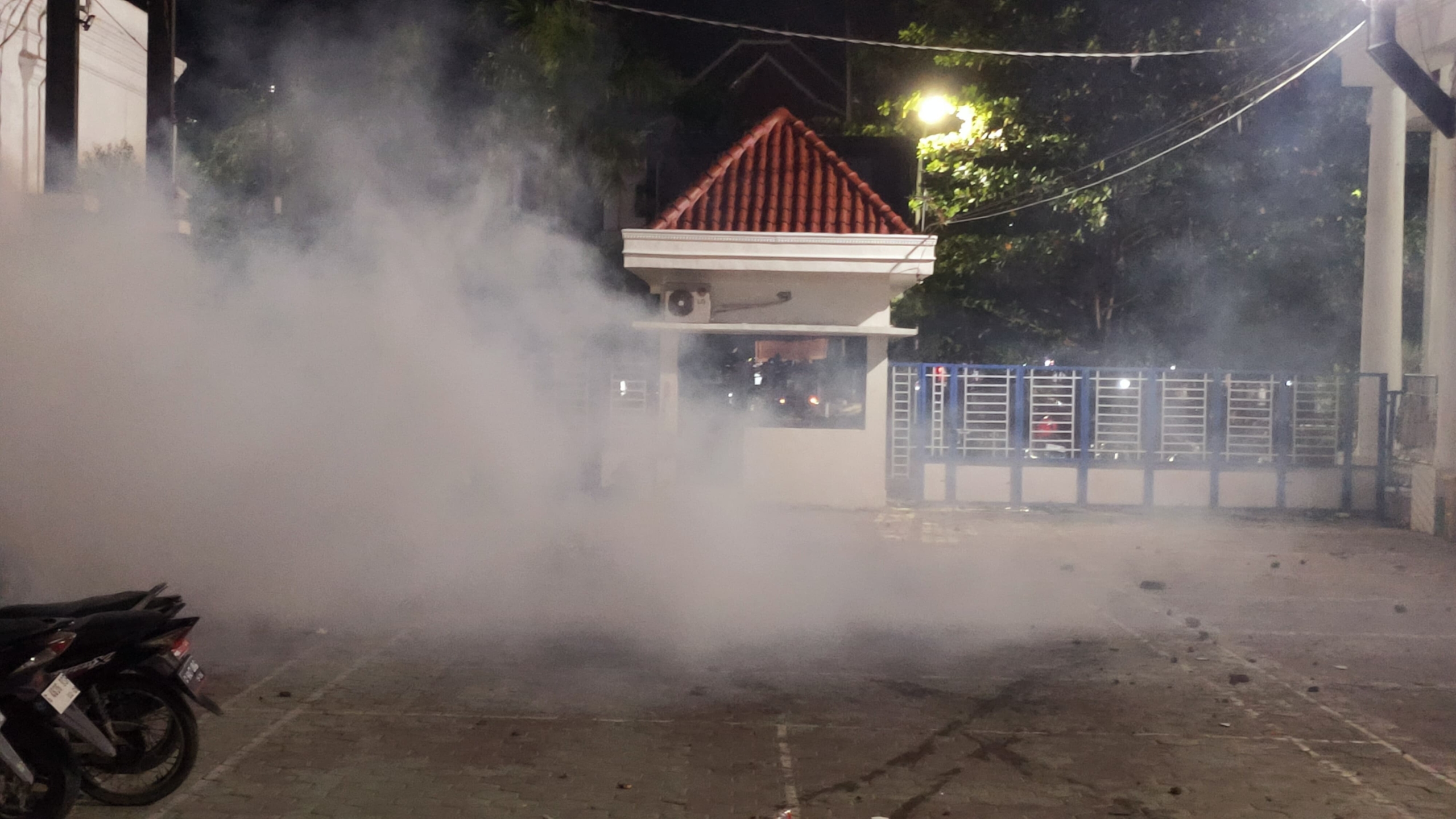 Polisi Tembakkan Gas Air Mata, Bubarkan Aksi Solidaritas Ojol di Tegal
