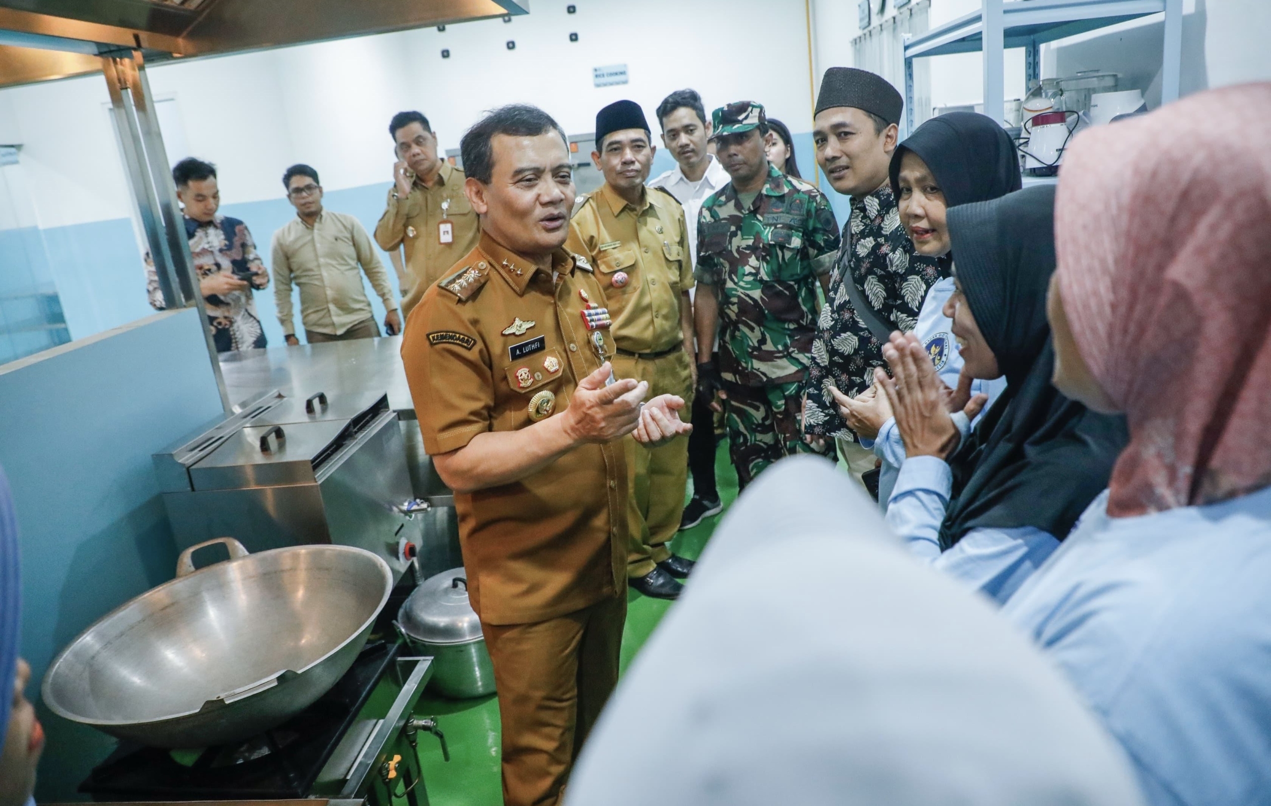 MBG Bukan Sekadar Dapur Ngebul, Gubernur Luthfi Tekankan Dampak Kesejahteraan