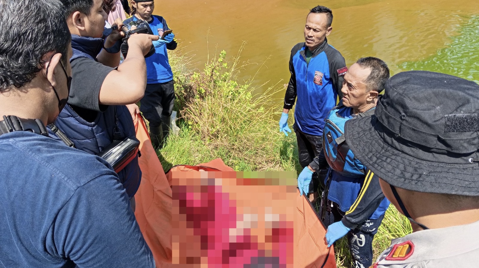 Mayat Perempuan Ditemukan di Tambak Pekalongan, Polsek Wiradesa dan Tagana Lakukan Evakuasi