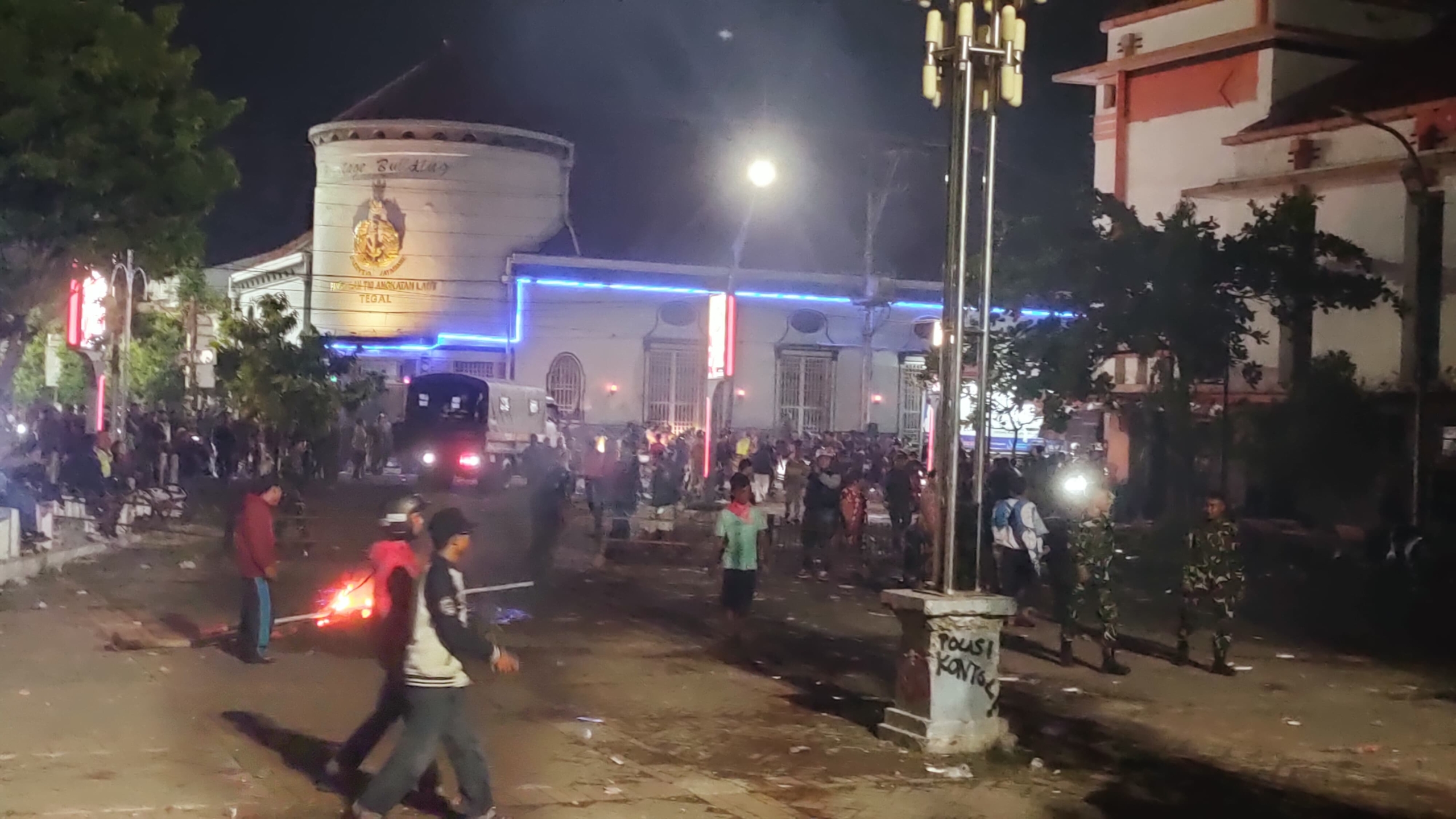 Massa Bubarkan Diri Usai Personel TNI Diterjunkan