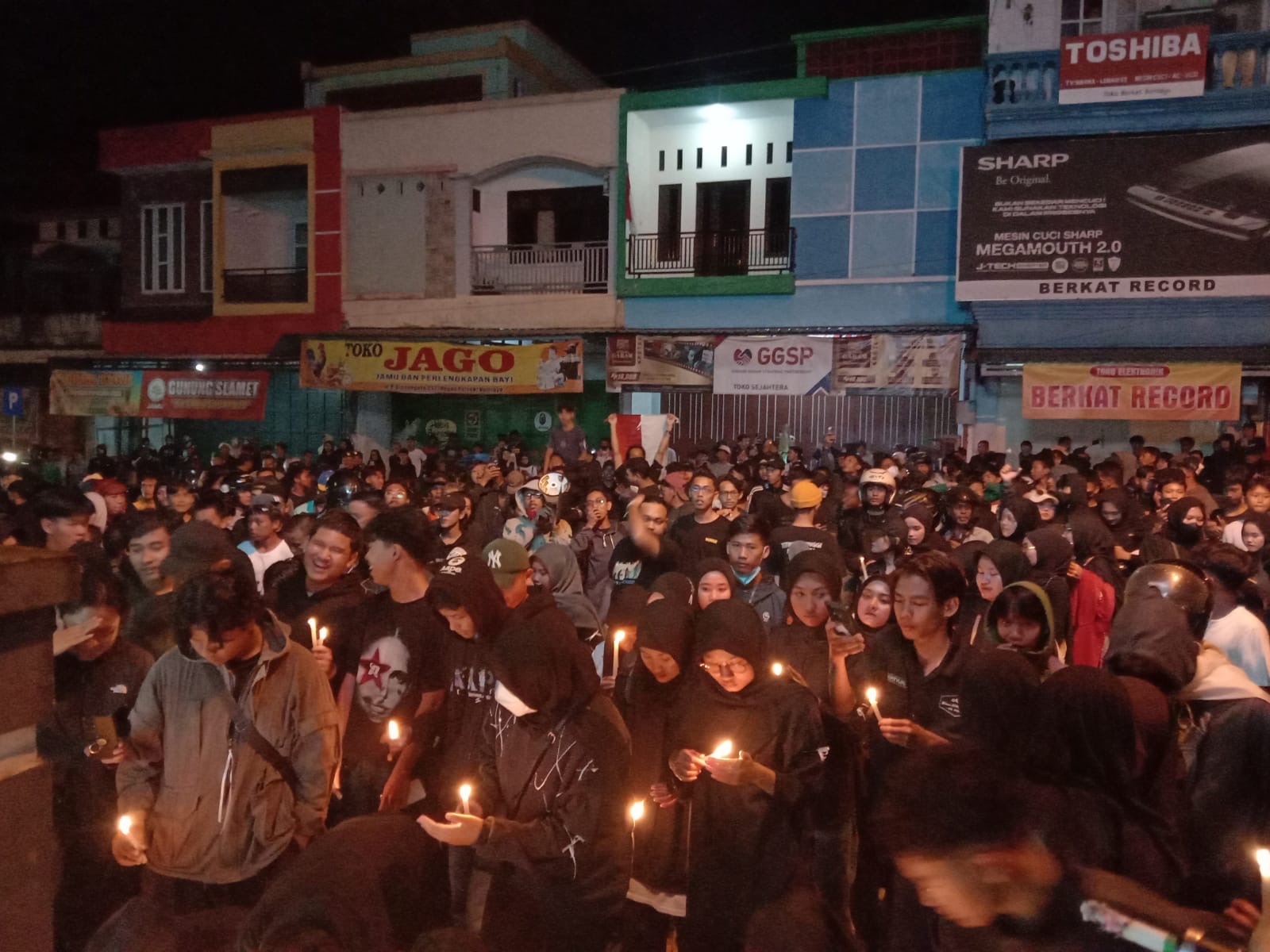 Aksi Solidaritas Bumiayu Warnai Malam dengan Seribu Cahaya Lilin