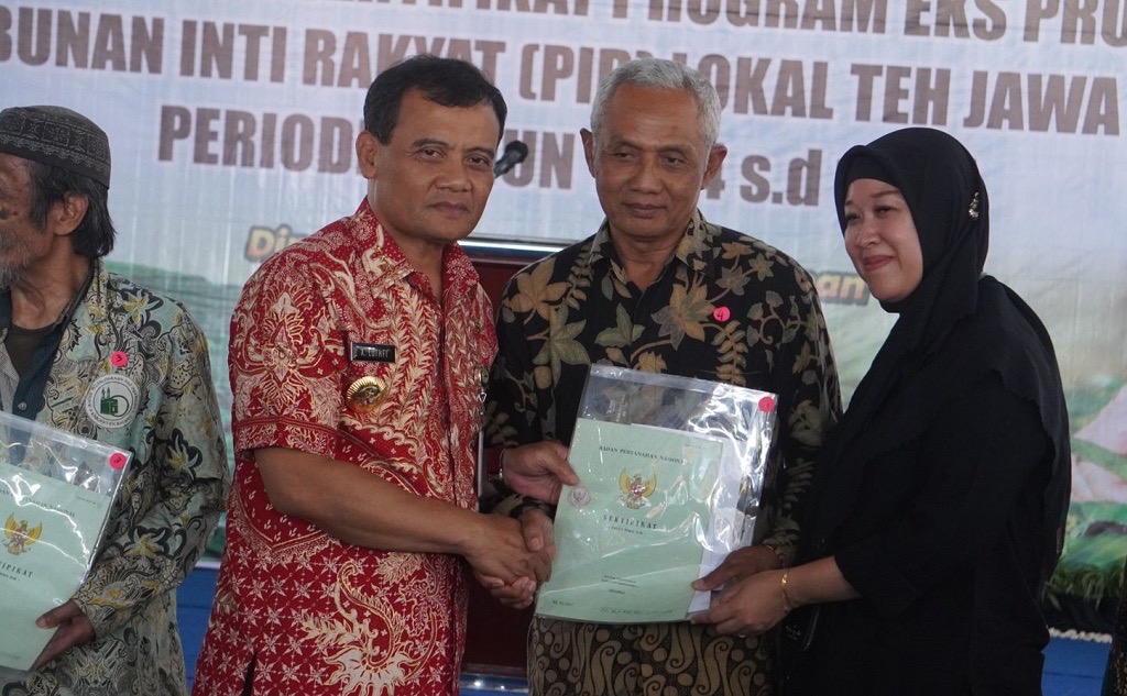 Gubernur Jateng Serahkan 1.065 Sertifikat Tanah ke Petani Teh Eks PIR