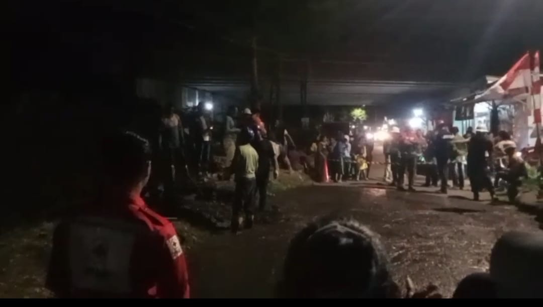 Jalan Umum Desa Krasak Lumpuh Akibat Semburan Lumpur Hitam