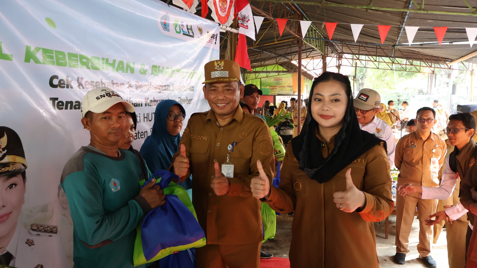 Bupati Brebes Peduli Petugas Kebersihan, Serahkan Bantuan Beras dan Cek Kesehatan