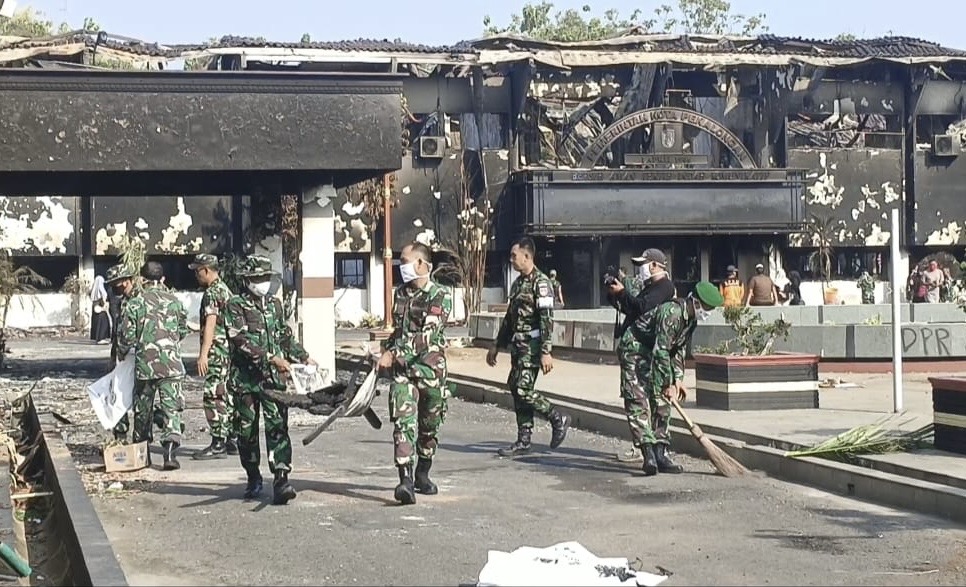 TNI Turun Tangan Bersihkan Puing Kantor Walikota dan DPRD Pekalongan
