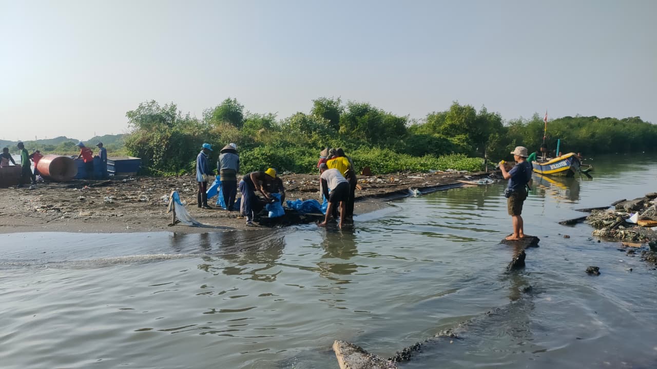 Muara Kali Bacin Semakin Dangkal, Nelayan Tegal Dibiarkan Berjuang Sendiri
