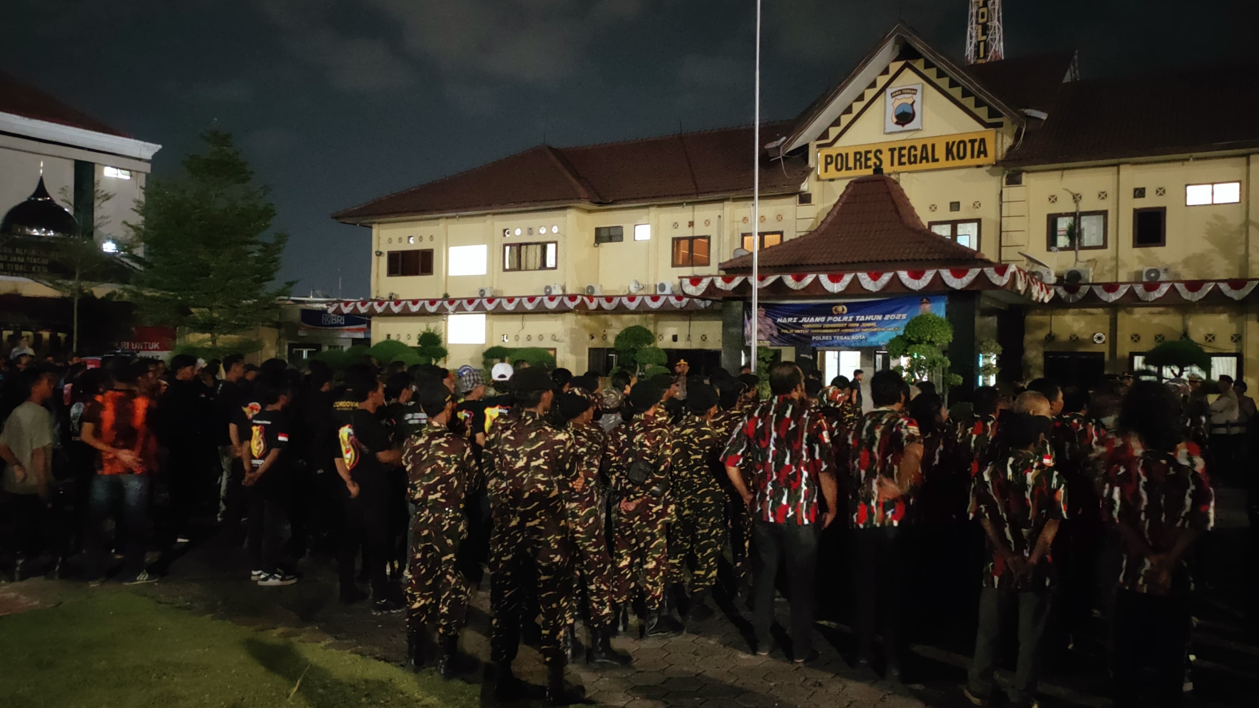 BREAKING NEWS, Ratusan Anggota Ormas di Kota Tegal Turun Patroli, Bantu Polisi Jaga Keamanan Pasca Kerusuhan