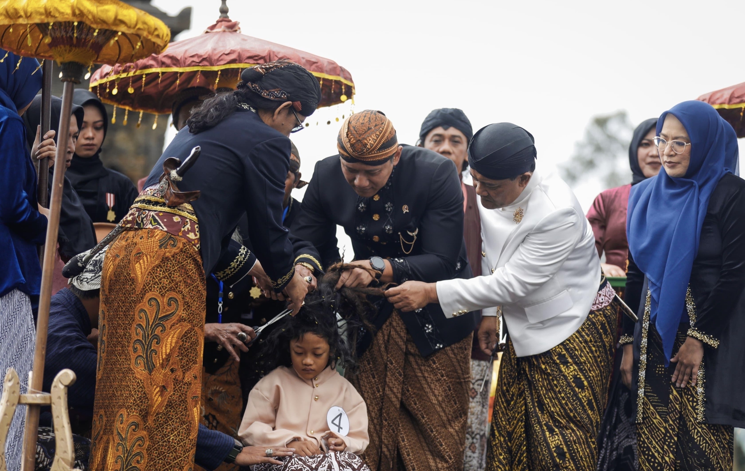 Penuhi Permintaan Khusus, Ahmad Luthfi dan AHY Ikuti Prosesi Potong Rambut Gimbal Anak Bajang di Dieng