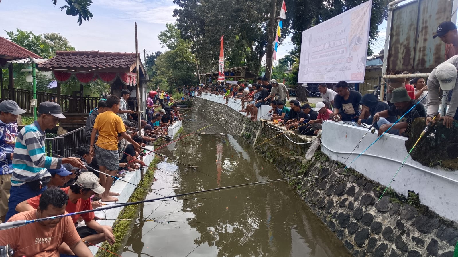 Mancing 1 Kuintal Lele di Karanganyar, Meriahkan HUT RI Sekaligus Kampanye Jaga Sungai
