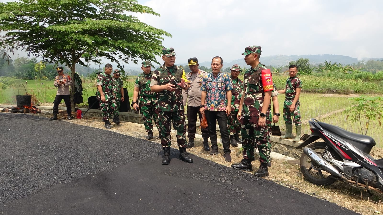 Tim Wasev Mabesad Tinjau Pelaksanaan TMMD Reguler Ke-125 Kodim 0710/Pekalongan di Desa Windurojo