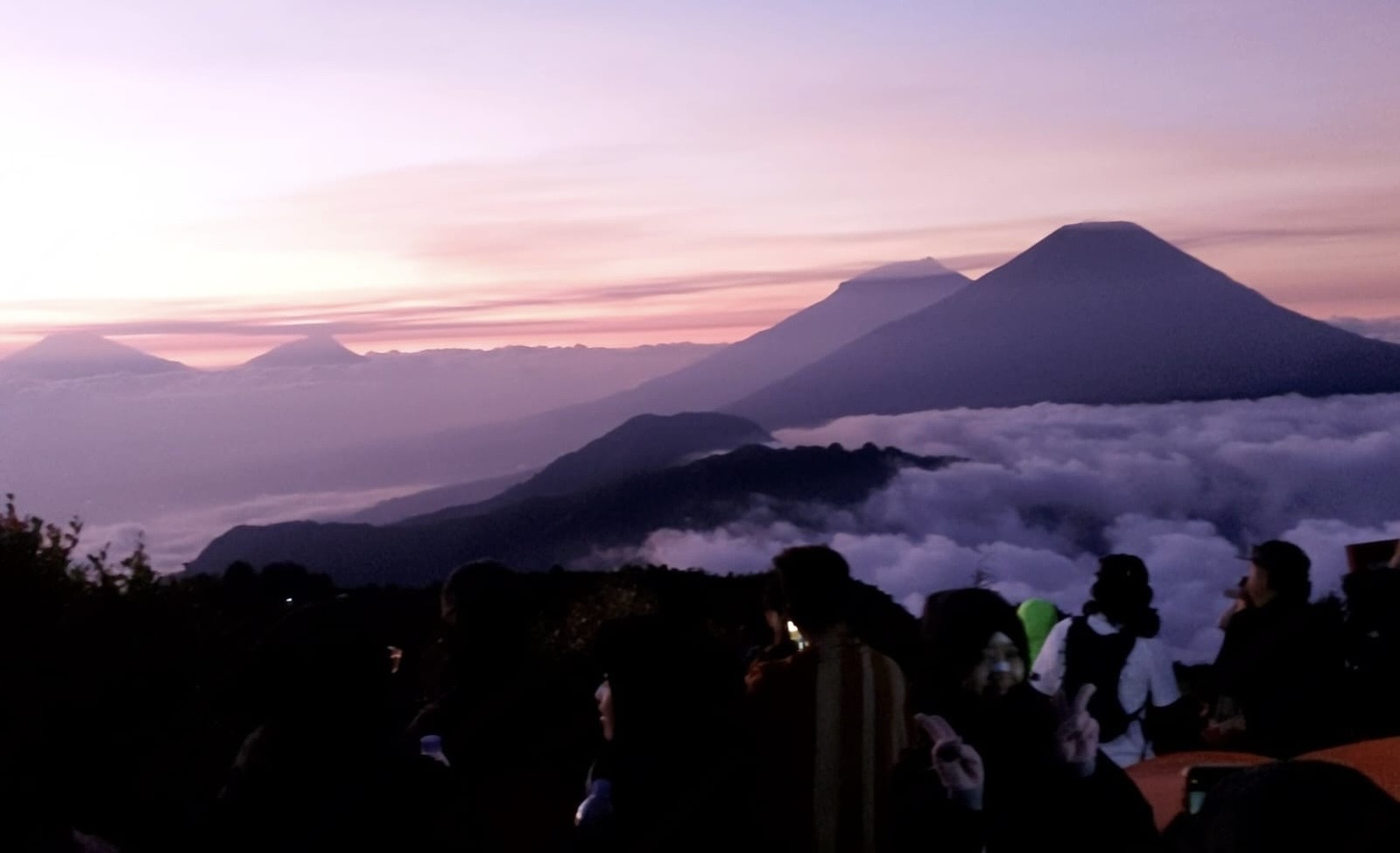 Serunya Berburu Sunrise di Gunung Prau Wonosobo